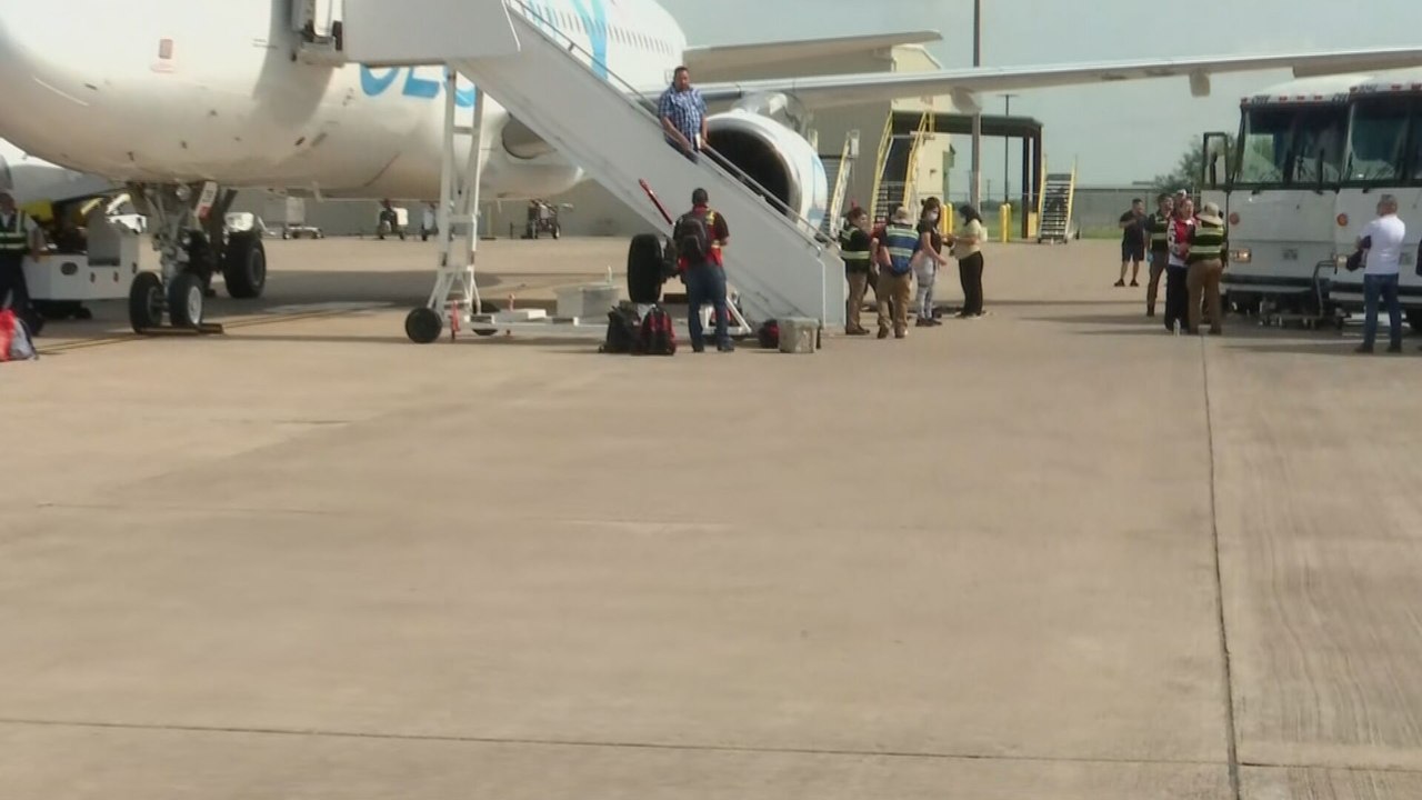 Llegan primer vuelo con 119 migrantes deportados de EEUU