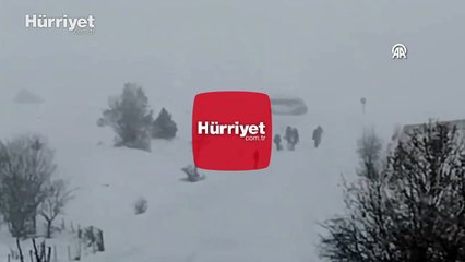 Tokat'ta öğrenci servisi kar ve tipi nedeniyle yolda mahsur kaldı