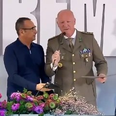 Sanremo, l'Esercito omaggia Carlo Conti e gli ricorda il suo passato da sergente