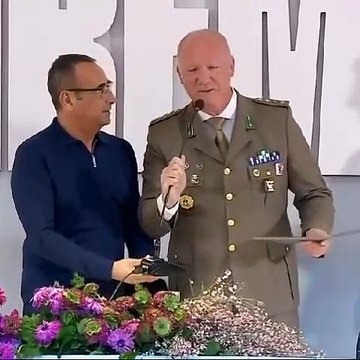 Sanremo, l'Esercito omaggia Carlo Conti e gli ricorda il suo passato da sergente