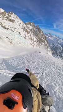 Un skieur se fait emporter par une avalanche