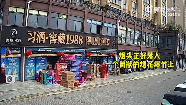 Il jette sa cigarette au pire endroit.... magasin de feux d'artifices