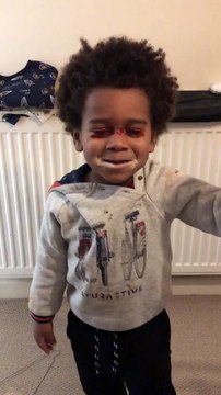 Cet enfant a trouvé le maquillage de maman... oups