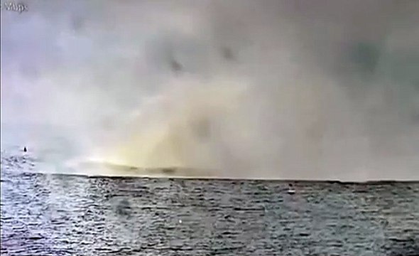 Veja momento exato que jato da Marinha dos EUA cai em mar