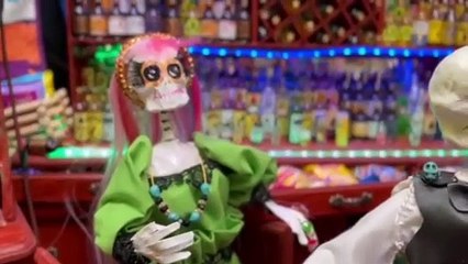 Tradicional ofrenda monumental de una casa en Mixquic esconde historias de dolor