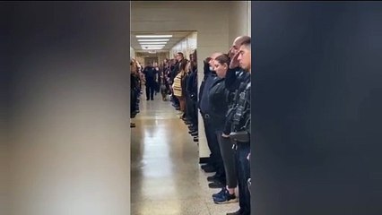 VIDEO: Despiden entre aplausos y lágrimas a perrita policía con cáncer terminal