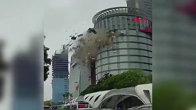 Alışveriş merkezinde şiddetli patlama