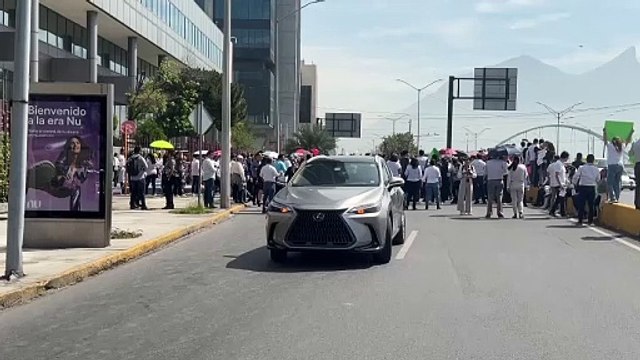 Bloquean trabajadores del poder judicial avenida Constitución