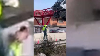 Un camión obliga a detener el tráfico en una carretera de Madrid tras quedar atascado en un puente