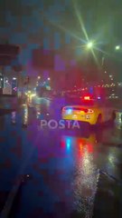 Se estrella camioneta contra semáforo en Monterrey