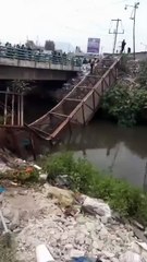 Colapsa puente peatonal en el Panteón de los Rosales, en Chimalhuacán