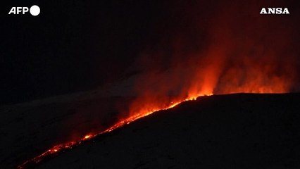 Sull'Etna lo spettacolo di una colata lavica notturna