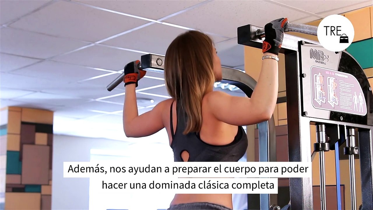 Si no eres capaz de hacer una dominada completa prueba con las negativas, un ejercicio más sencillo para trabajar los músculos de la espalda
