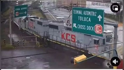 VIDEO: ¡Qué imprudencia! Pipa intenta ganarle el paso al tren en Toluca