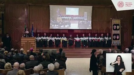 Padova, Emma Ruzzon si toglie la camicia nera: «Tanti dovrebbero farlo in questo Paese»