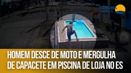 Homem desce de moto e mergulha de capacete em piscina de loja no ES