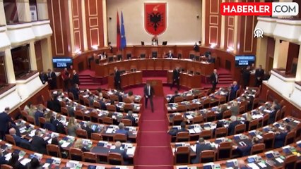 Arnavutluk Meclisi'nde gergin anlar: Bakanın üzerine su şişesi yağdı