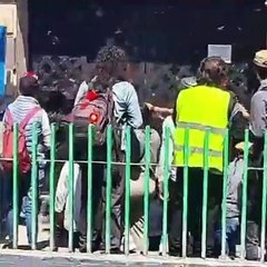 Manifestantes enfrentan a policías, intentan tomar la Sria de Pueblos y Barrios