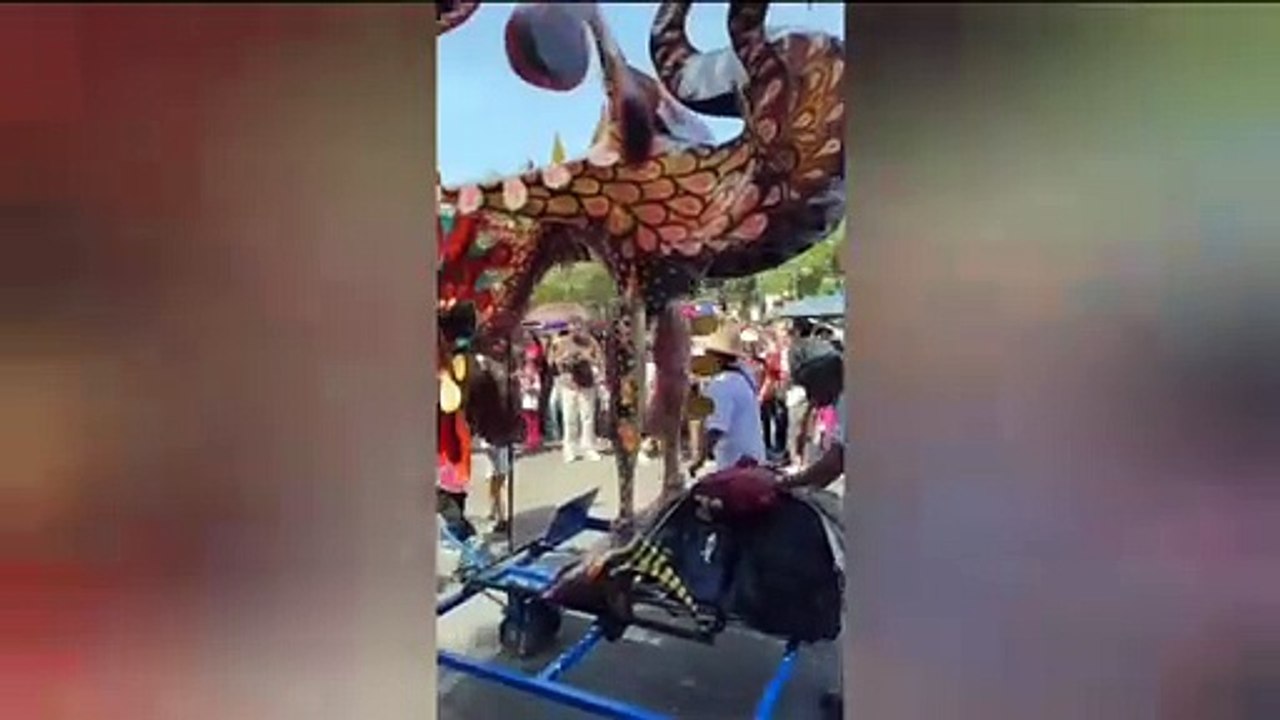 Disfrutan familias el desfile de Alebrijes Monumentales en la Ciudad de México