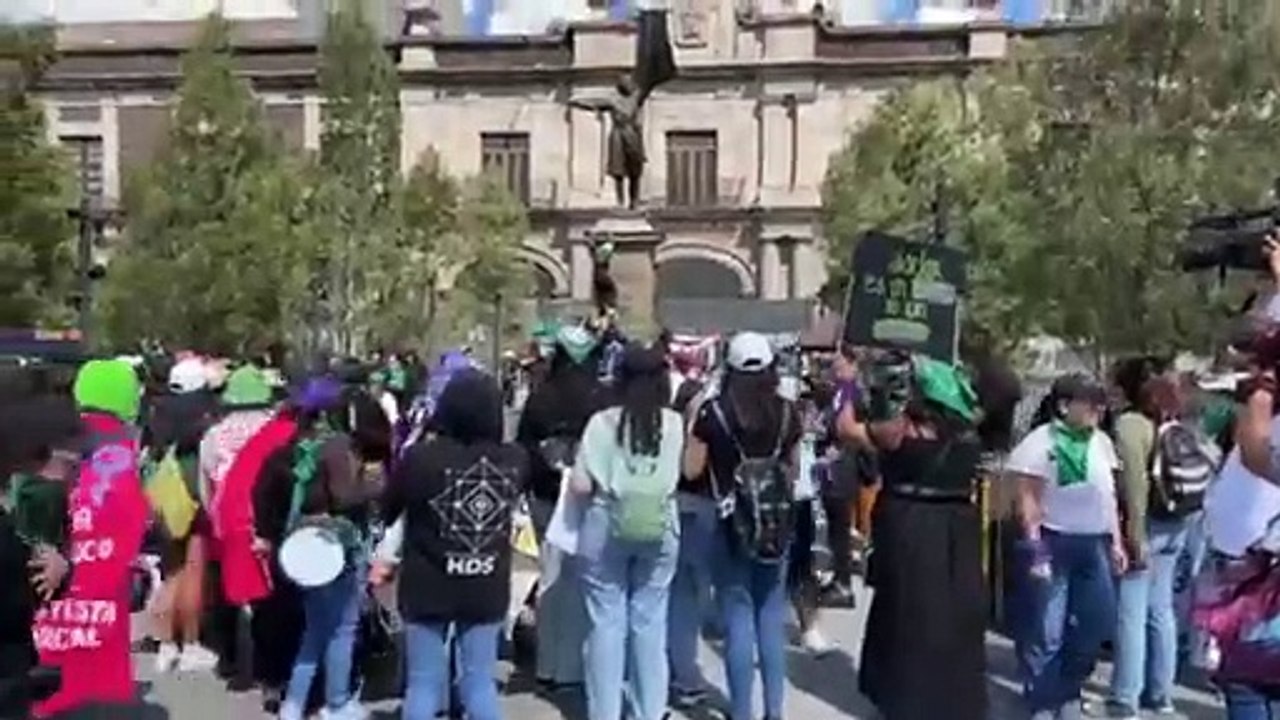 VIDEO: Marchan mujeres por aborto legal y seguro en Estado de México