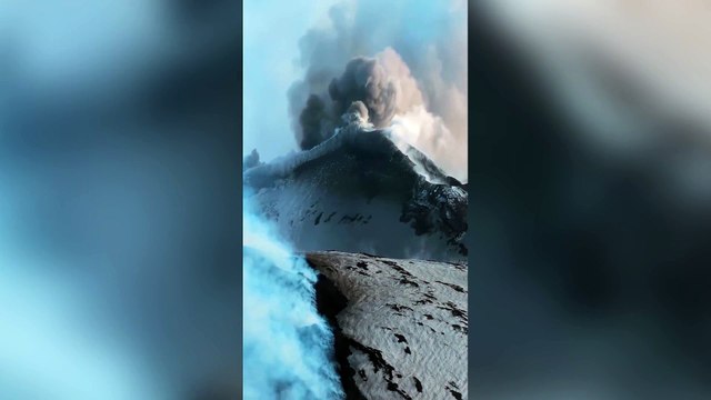Le immagini spettacolari dell'Etna: dal cratere di Bocca Nuova un fiume di lava lungo circa tre chilometri