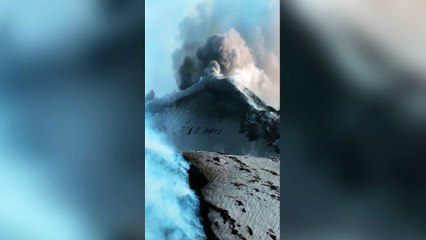 Le immagini spettacolari dell'Etna: dal cratere di Bocca Nuova un fiume di lava lungo circa tre chilometri