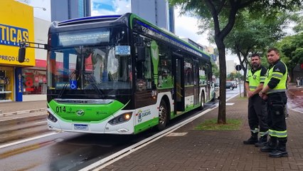 Colisão entre patinete elétrico e ônibus elétrico é registrada na Avenida Brasil