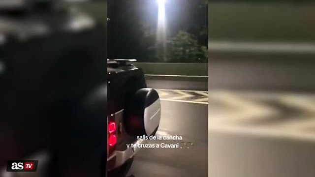 El momentazo de Cavani con unos aficionados de Boca en mitad de la autopista