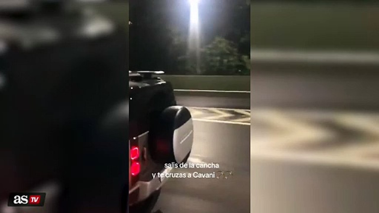 El momentazo de Cavani con unos aficionados de Boca en mitad de la autopista
