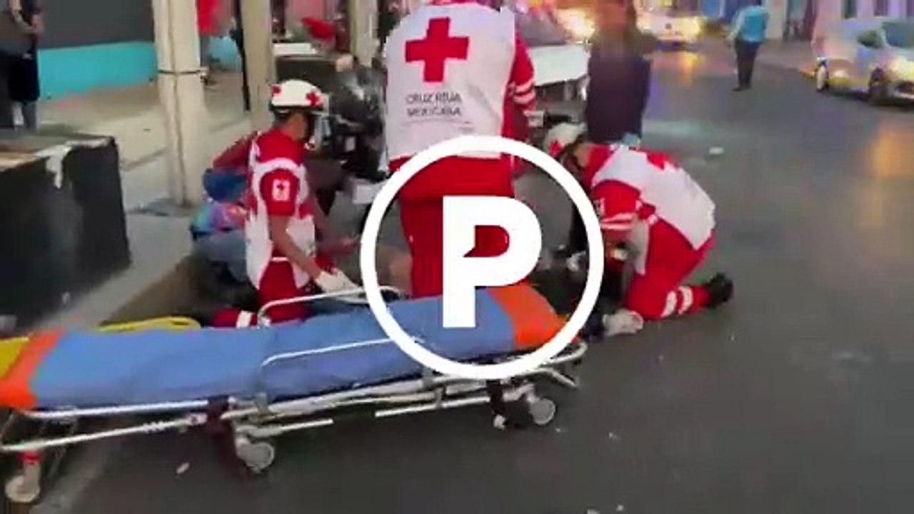 Impacta camioneta contra parabus y deja dos lesionados en Monterrey