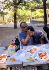 VIDEO: Oso sube a mesa y devora comida de familia en Chipinque