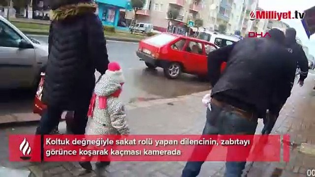 Koltuk değneğiyle sakat rolü yapan dilencinin, zabıtayı görünce koşarak kaçması kamerada