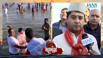 Maha Kumbh में स्नान के बाद केंद्रीय मंत्री Jyotiraditya Scindia हुए भावुक