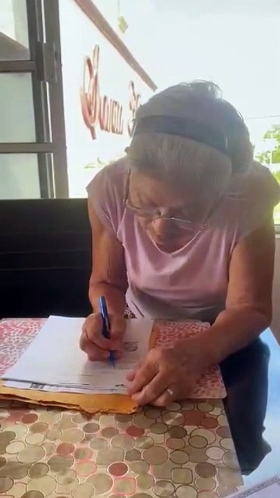 Ejemplo de superación: abuelita culmina la educación primaria a los 82 años