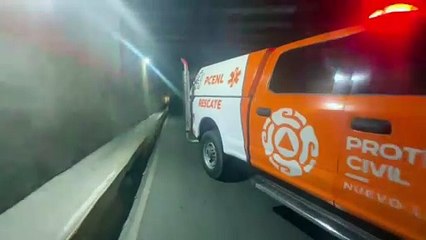 Vehículo se impacta contra muro de contención y deja 2 heridos (VIDEO)