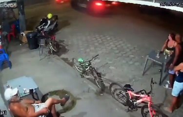 Foragido da Justiça tenta fugir mas é perseguido e preso por PM em comunidade de Guarujá; VÍDEO