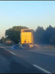 Impactante choque: tráiler arrastra auto Chevy en Montemorelos