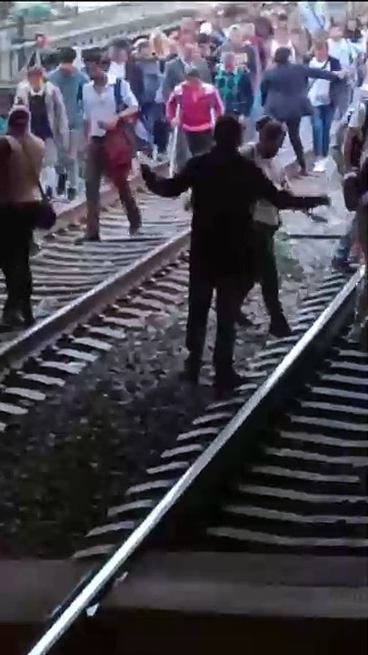 Falla eléctrica en Línea A del STC Metro y usuarios caminan en zona de vías