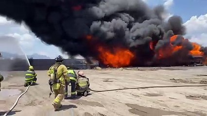 Evacúan a más de mil personas por incendio en empresa en Salinas Victoria