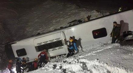 Bingöl'de yolcu otobüsü şarampole devrildi: 4 ölü, 32 yaralı