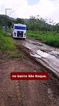 Circulação de caminhões deixa rua intransitável