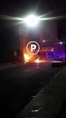 Presuntos delincuentes prenden fuego a base de taxis en el centro de Monterrey