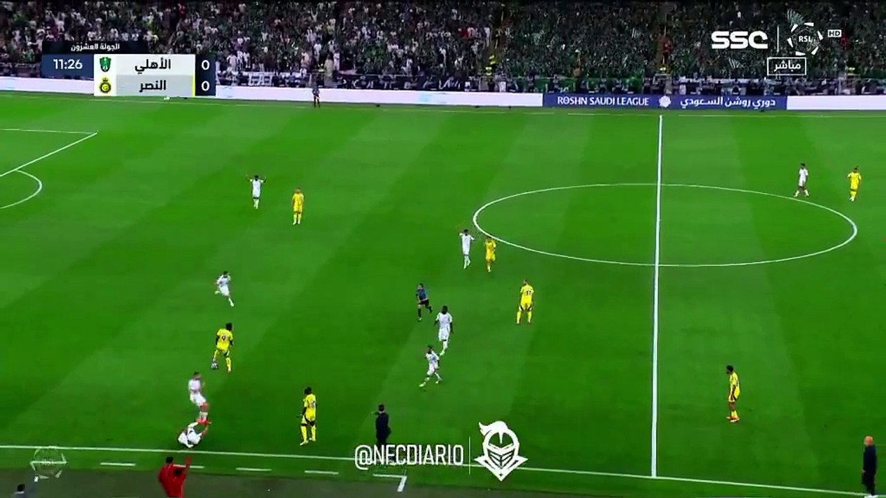 شاهد  تدخل قوي من ساديو ماني على رياض محرز