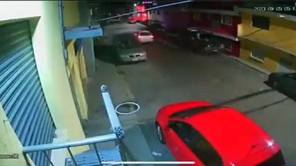 VIDEO: ¡Rápidos y furiosos! En segundos roban con violencia un auto en Naucalpan
