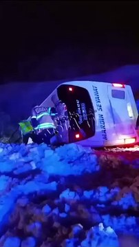 Diyarbakır-Bingöl karayolunda yolcu otobüsü devrildi