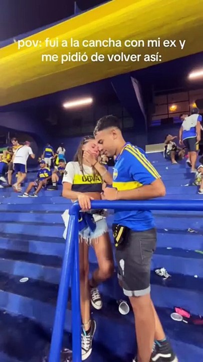 Este HINCHA de BOCA JUNIORS le pide volver a su EX con un ANILLO y en la BOMBONERA
