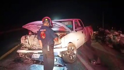 Mueren tres tras choque y volcadura en Mina