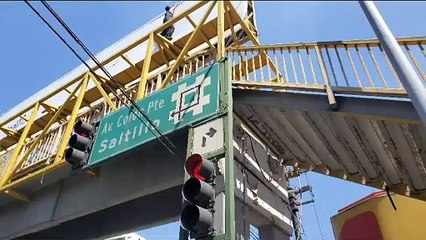 Rescata policía a joven en puente peatonal en Monterrey
