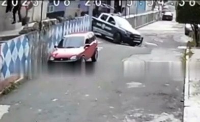 VIDEO: Captan a policías de Naucalpan robando un cartón de cervezas