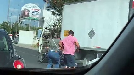 VIDEO: ¡Hasta el suelo! Pelean conductores tras incidente vial en Constitución